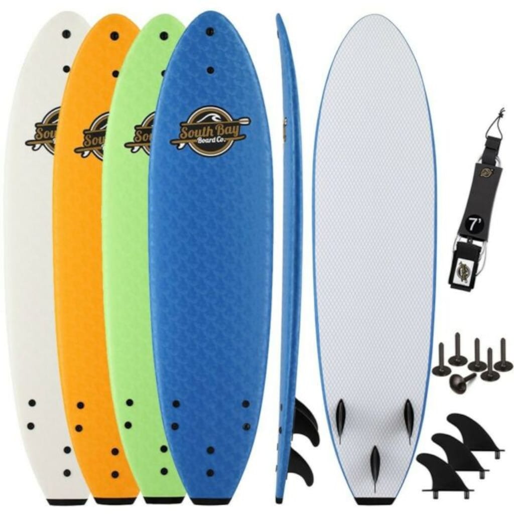Tabla de surf clásica sobre la arena